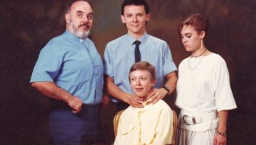choking-family-photo