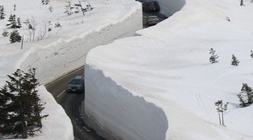 japan-snow-road