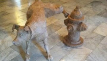 dog-peeing-statue
