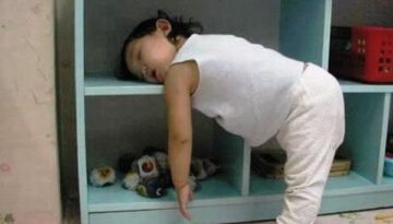 funny_and_awkward_kid_sleeping_positions_640_01