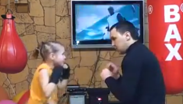 Little Girl Boxing with Dad   1Funny.com