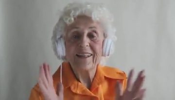 89-year-old-woman-lip-syncs-her-favorite-song thumbnail