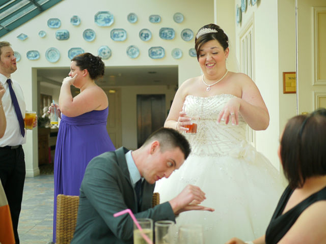 crazy_candid_and_totally_laugh_out_loud_wedding_moments_640_59