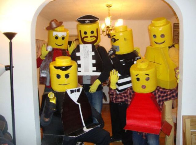 heres_a_quick_way_to_make_your_own_lego_brick_halloween_costume_640_19