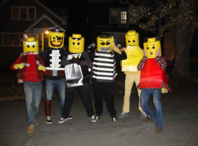 heres_a_quick_way_to_make_your_own_lego_brick_halloween_costume_640_20