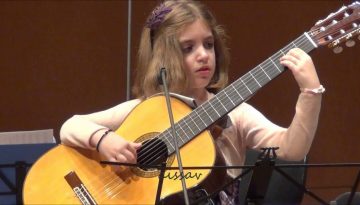 Amazing 7-Year-Old Girl Guitarist
