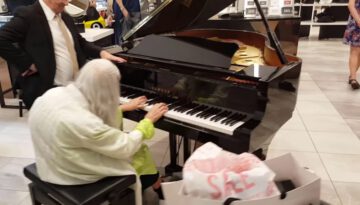 Street Pianist Natalie Trayling Amazes Shoppers at ‘David Jones Department Store’