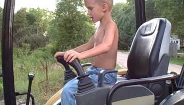 5-Year Old Drives a Digger