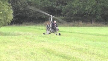 94-year-old Shows Off His Gyrocopter