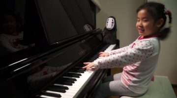 5-Year-Old Plays J.S.Bach Prelude No.6 in D Minor