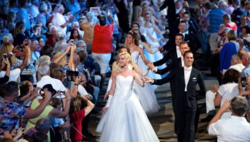 André Rieu & 150 dancers – Lara’s Theme & Light Cavalry