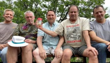 Group of Friends Take the Same Picture for 40 Years