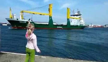 Girl Wants Ship to Honk Back
