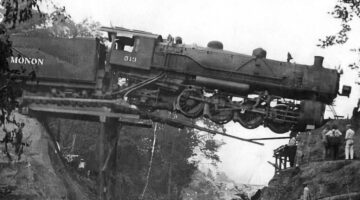On the Edge of Disaster: Vintage Train Wrecks in Stunning Detail