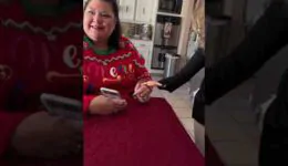 Woman Fails to Notice Daughter’s Tiny Fake Hands While Her Family Continues to Laugh