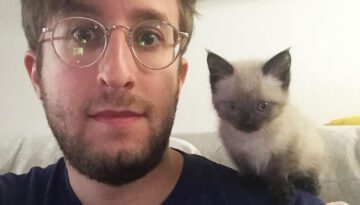 This Cat Is a Born Comedian – Watch Him Make Everyone Laugh